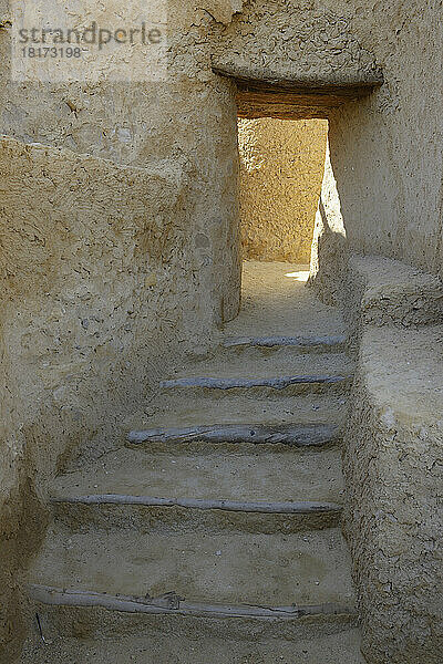 Treppen und offene Tür  Festung Schali (Schali)  Altstadt von Siwa  Oase Siwa  Matruh  Libysche Wüste  Sahara  Ägypten  Nordafrika  Afrika
