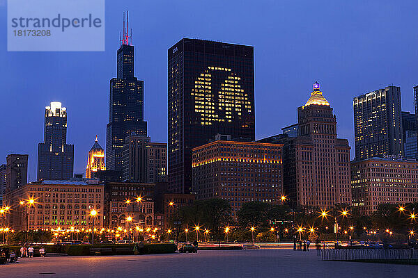 Blick auf die Skyline von Chicago vom Buckingham Fountain im Grant Park  Chicago  Illinois  USA