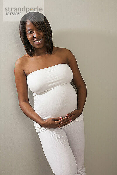 Porträt einer schwangeren Frau mit Bauch  Studioaufnahme