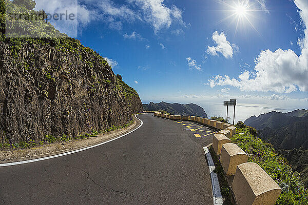 Gebirgspassstraße mit Sonne  Teno-Gebirge  Masca  Teneriffa  Kanarische Inseln  Spanien