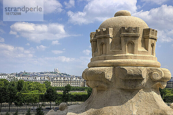 Blick von der Freiluftterrasse des Musee d'Orsay auf Sacre Coeur  Paris  Frankreich