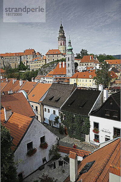 Überblick über die Stadt und die Dächer mit dem Turm der St.-Jost-Kirche und dem Turm des Schlosses Cesky Krumlov im Hintergrund  Cesky Krumlov  Tschechische Republik.