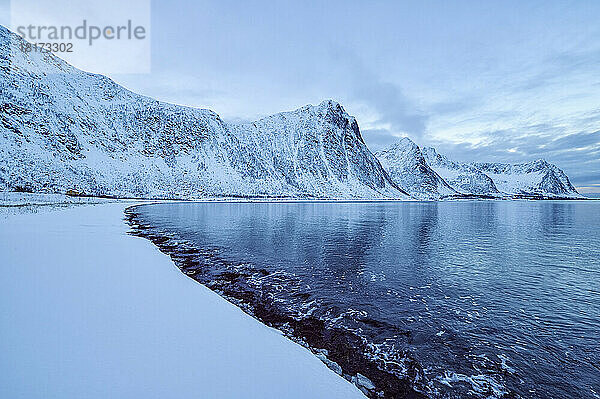 Schneebedeckte Berge am Steinfjord  Winter. Steinfjord  Senja  Norwegen  Skandinavien.