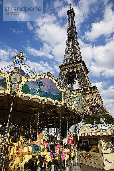 Karussell und Eiffelturm  Paris  Frankreich