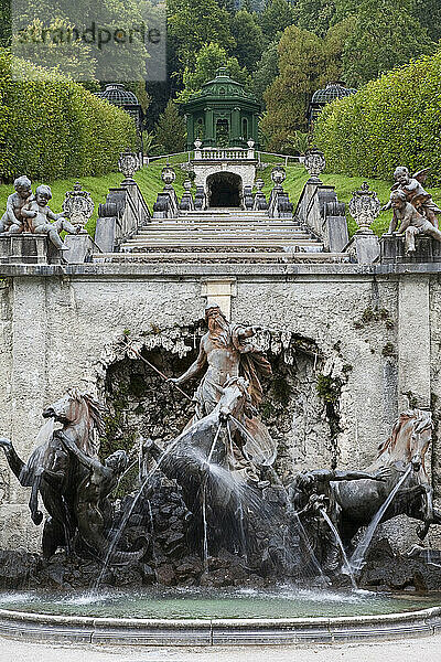 Kaskade von dreißig Marmorstufen und Neptunbrunnen  Schloss Linderhof  Oberbayern  Bayern  Deutschland