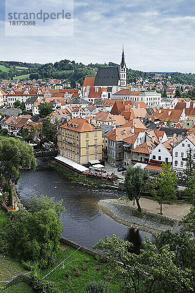 Malerischer Überblick über Cesky Krumlov mit der St.-Veits-Kirche im Hintergrund  Tschechische Republik.