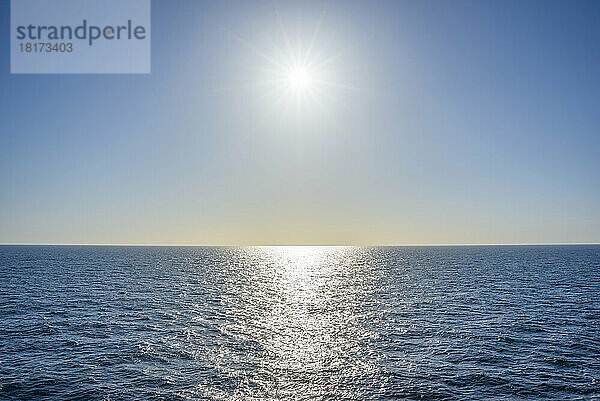 Sonnenausbruch über der Nordsee an einem sonnigen Tag  Niederlande