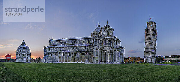 Schiefer Turm von Pisa  Duomo de Pisa und Pisa Baptisterium bei Sonnenuntergang  Piazza dei Miracoli  Pisa  Toskana  Italien