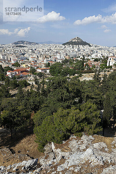 Blick auf den Berg Lykabettus von der Akropolis  Athen  Griechenland