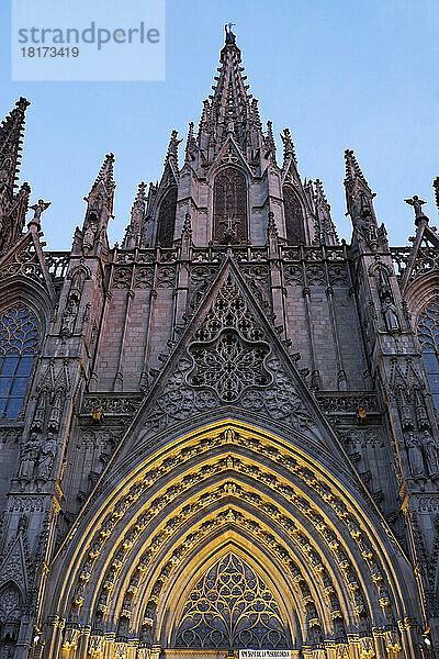 Kathedrale von Barcelona in der Abenddämmerung in Barcelona  ??Spanien
