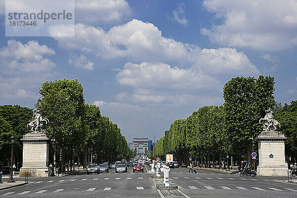 Blick auf die Champs Elysees in Richtung L'Arc de Triomphe vom Place de la Concorde  Paris  Frankreich