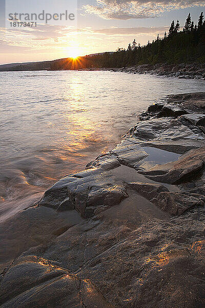 Küstenlinie  Lake Superior  Rainbow Falls Provincial Park  Ontario  Kanada