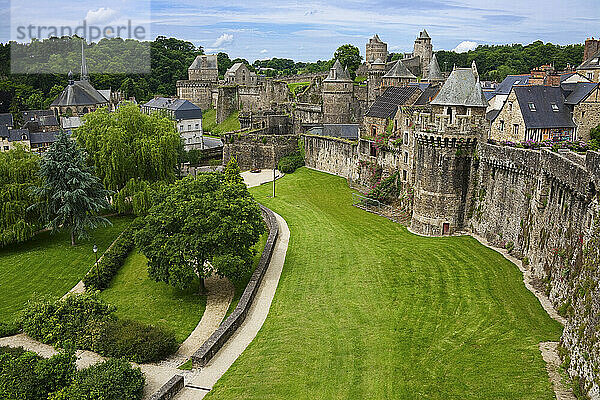 Burg und Stadtmauer  Fougeres  Bretagne  Frankreich