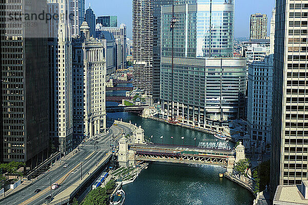 Luftaufnahme des Chicago River und des Wacker Drive  Chicago  Illinois  USA