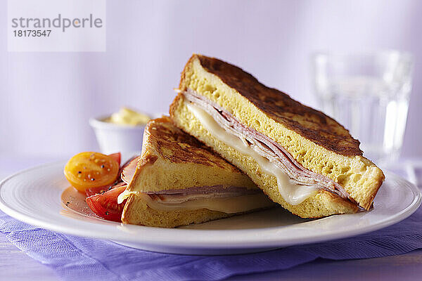 Monte-Cristo-Sandwich auf violettem Hintergrund