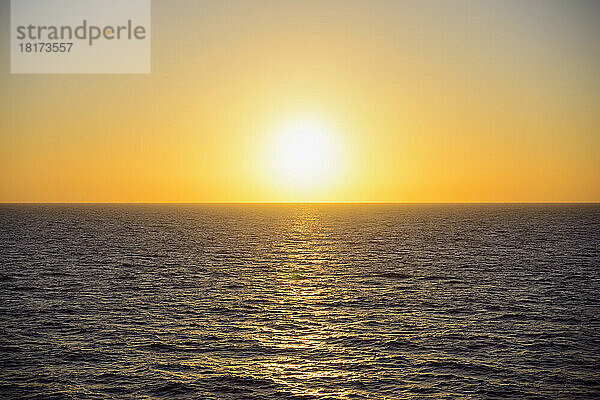 Gelber Sonnenaufgang über der Nordsee  Niederlande