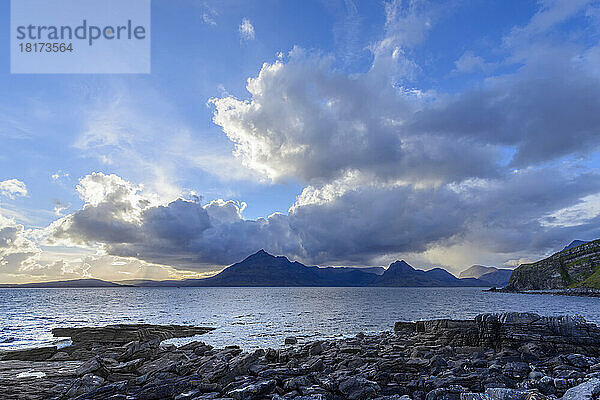 Schottische Küste mit dramatischen Wolken über Loch Scavaig auf der Isle of Skye in Schottland  Vereinigtes Königreich