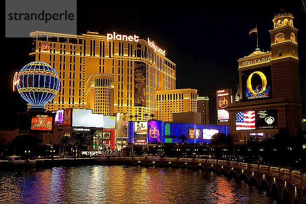 Blick auf Paris Las Vegas und das Planet Hollywood Hotel and Casino vom Bellagio Hotel  Paradise  Las Vegas  Nevada  USA