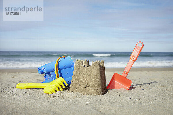 Strandspielzeug und Sandburg am Strand  Saint-Jean-de-Luz  Pyrénées-Atlantiques  Frankreich