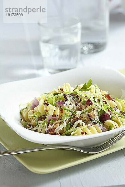 Schüssel Rotini mit Speck  lila Zwiebeln und Kohl