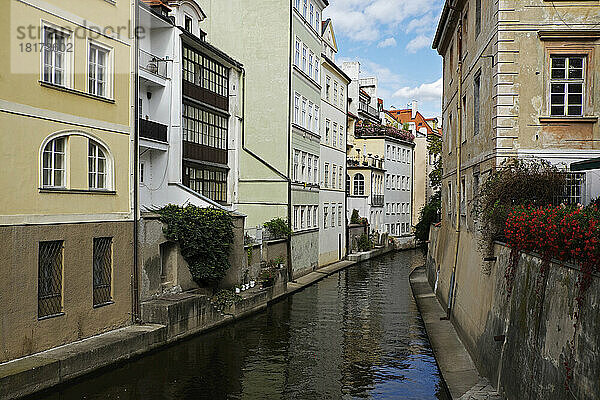 Wohngebäude am Kanal  Prag  Tschechische Republik