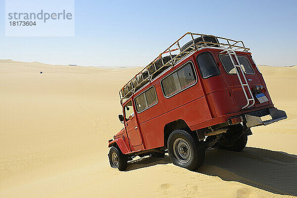 Auto mit Allradantrieb in der Wüste  Matruh  Großes Sandmeer  Libysche Wüste  Sahara  Ägypten  Nordafrika  Afrika
