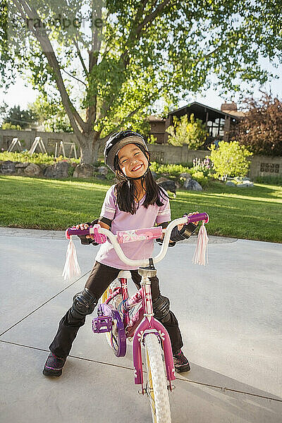 Porträt eines Mädchens  das Fahrrad mit Sicherheitsausrüstung fährt  Utah  USA