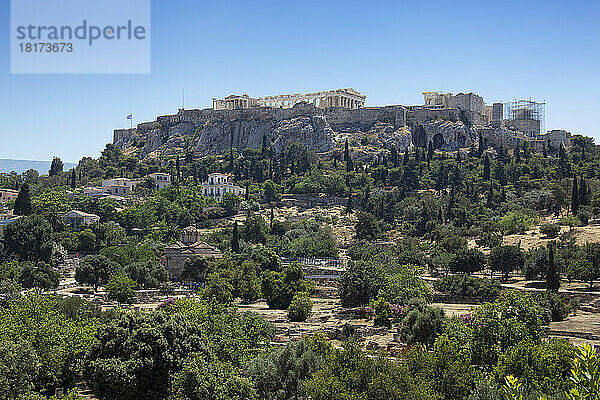 Blick auf die Akropolis vom Tempel des Hephaistos  der antiken Agora von Athen  Athen  Attika  Griechenland