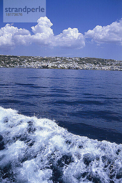 Blick auf die Stadt vom Wasser aus  Mykonos  Griechenland