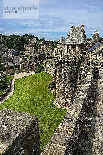 Burg und Stadtmauer  Fougeres  Bretagne  Frankreich