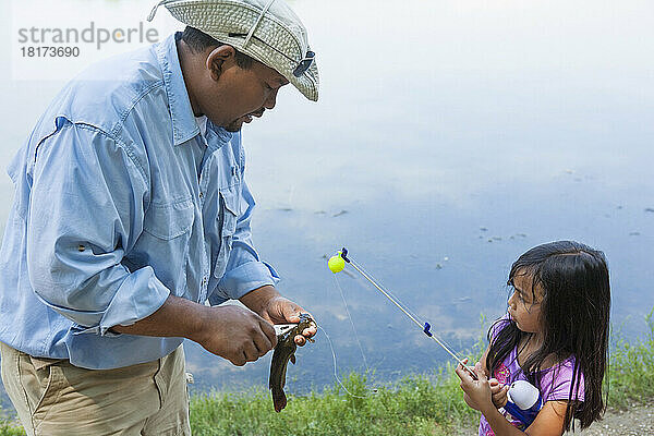 Vater bringt Tochter das Angeln bei  Lake Fairfax  Reston  Virginia  USA