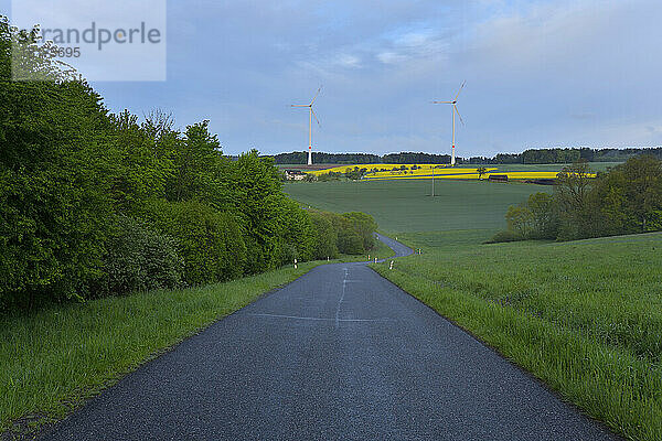 Landstraße im Frühling  Schippach  Miltenberg  Odenwald  Bayern  Deutschland