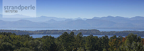 Blick auf die Adirondack Mountains und den Lake Champlain von Shelburne  Vermont  USA