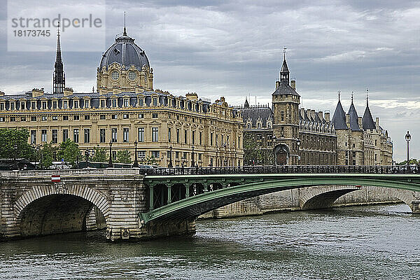 Pont Notre-Dame  Hotel de Ville  The Conciergerie  Ile de la Cite  Paris  Ile de France  Frankreich