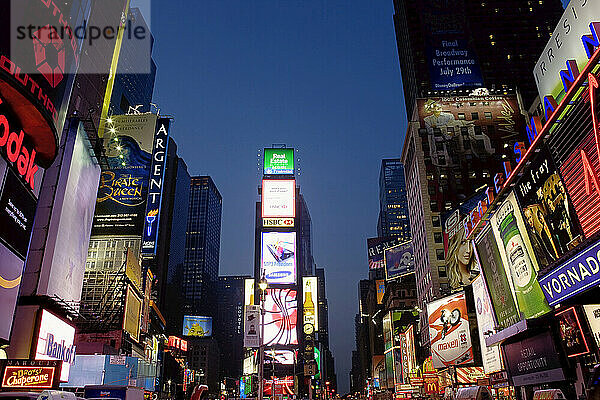 Times Square bei Nacht  New York City  New York  USA