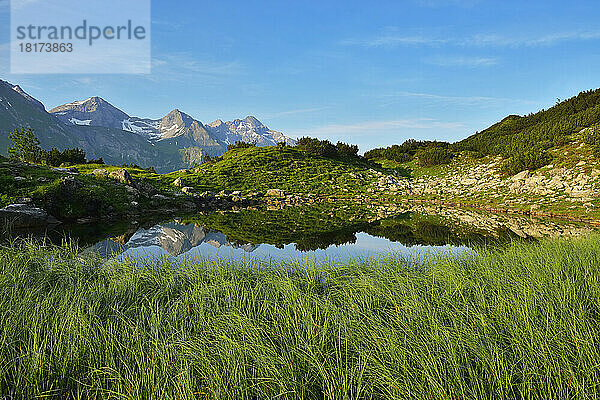 Bergsee im Sommer  Guggersee  Obersdorf  Allgäu  Alpen  Schwaben  Bayern  Deutschland