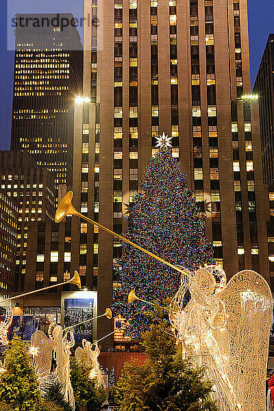 Weihnachtsbaum im Rockefeller Center  New York City  New York  USA