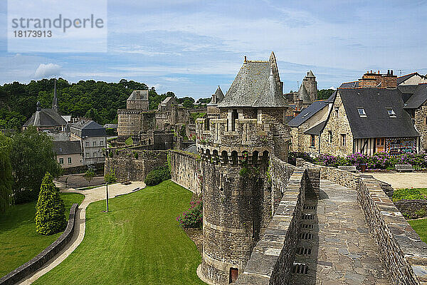 Burg und Stadtmauer  Fougeres  Bretagne  Frankreich