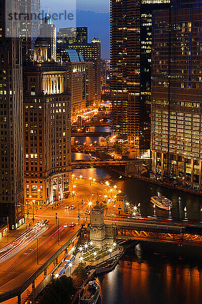 Luftaufnahme des Chicago River und des Wacker Drive in der Abenddämmerung  Chicago  Illinois  USA