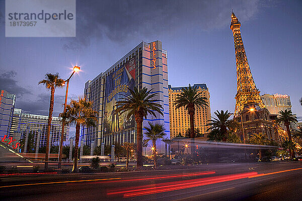 Las Vegas Strip in der Abenddämmerung  Paradise  Las Vegas  Nevada  USA