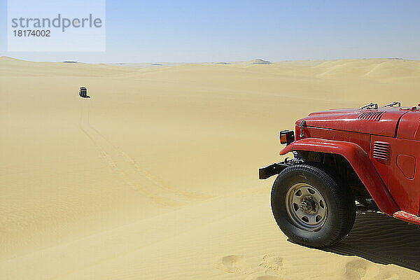 Autos mit Allradantrieb in der Wüste  Matruh  Großes Sandmeer  Libysche Wüste  Sahara  Ägypten  Nordafrika  Afrika