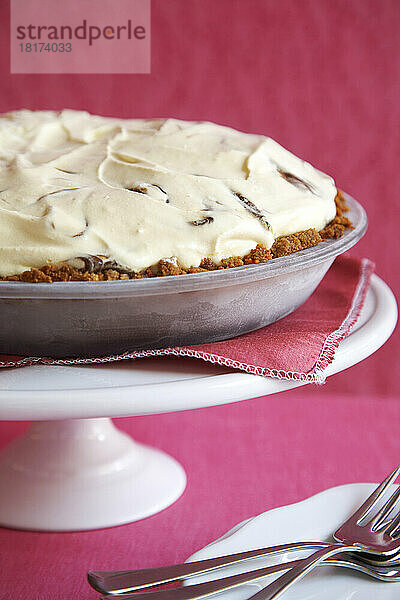 Eiscremetorte auf einem Kuchenständer mit rosa Hintergrund