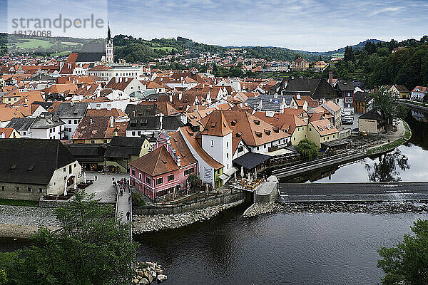 Malerischer Überblick über Cesky Krumlov mit der St.-Veits-Kirche im Hintergrund  Tschechische Republik.