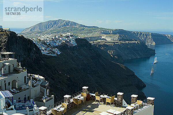 Überblick über Dächer  Meer und Berge  Santorini  Kykladen  Griechenland