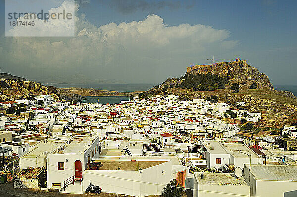 Lindos-Stadt und Akropolis von Lindos  Rhodos  Dodekanes  Ägäis  Griechenland  Europa