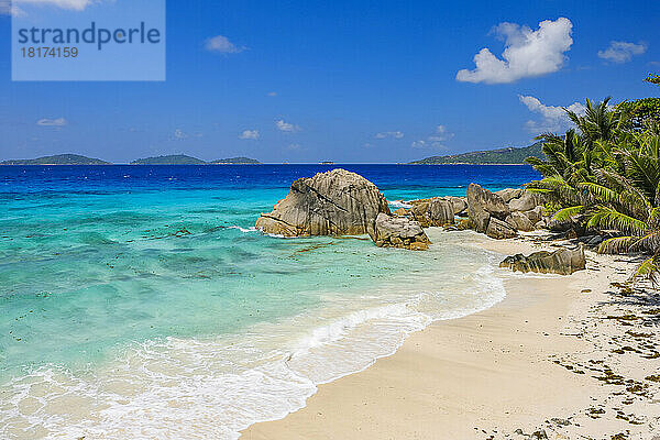 Strand mit türkisfarbenem Wasser  La Digue  Seychellen
