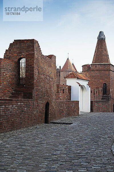 Warschauer Barbakan mit gepflasterten Gehwegen  Altstadt  Warschau  Polen.