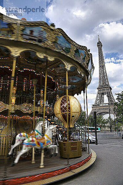 Karussell und Eiffelturm  Paris  Frankreich