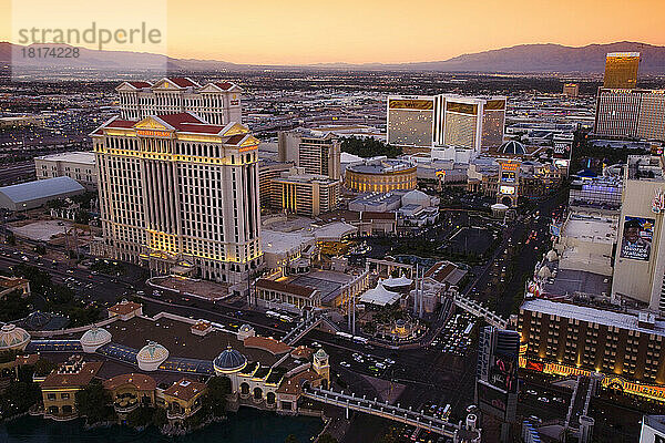 Las Vegas Strip bei Sonnenuntergang  Las Vegas  Nevada  USA