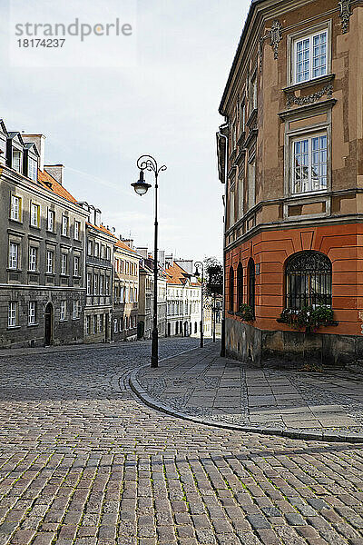 Alte Gebäude und Laternenpfahl an einer Straßenecke mit Kopfsteinpflaster  Altstadt  Warschau  Polen.